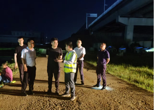 抗洪搶險(xiǎn)報(bào)導(dǎo)-迎“汛”而上，奔赴前線 -320.png